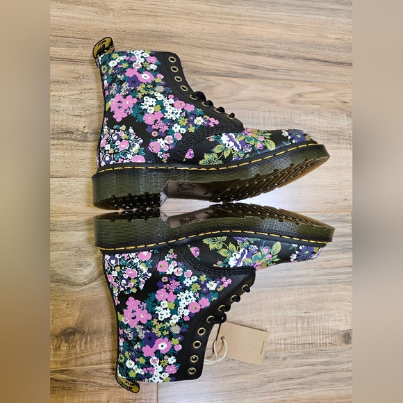 DR. MARTENS 1460 PASCAL WOMEN'S VINTAGE FLORAL LEATHER LACE-UP BOOTS - Picture 8 of 10